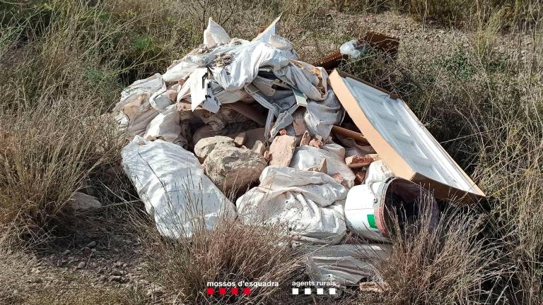 El veí va ser denunciat per fer abocaments il·legals al medi natural i gestionar residus sense autorització. FOTO: CME