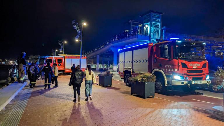 Los bomberos en el lugar del rescate. Foto: Àngel Ullate