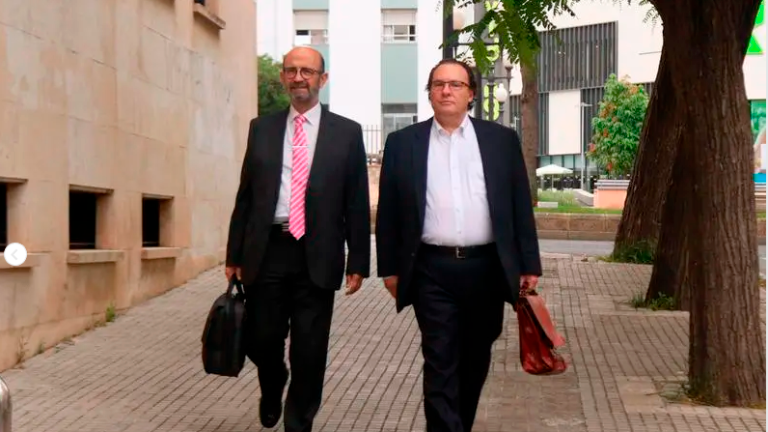 El ex alcalde de Torredembarra (derecha), Daniel Masagué, entrando a la Audiencia de Tarragona. Foto: ACN