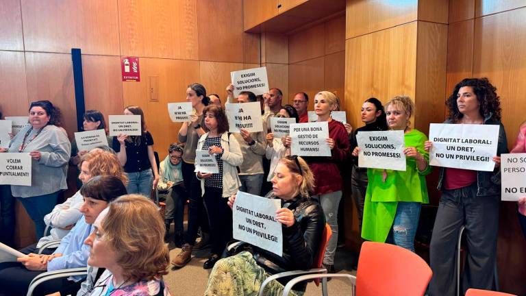 Los empleados han vuelto a concentrarse esta mañana en el salón de plenos. Foto: Alba Mariné