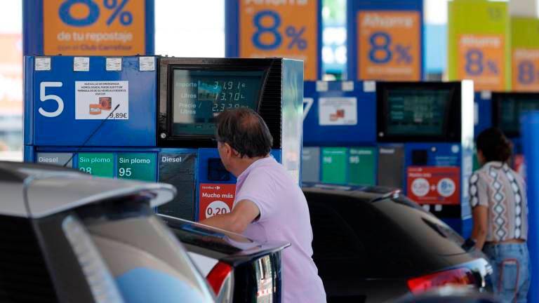 Conductores repostando sus depósitos en plena subida del precio de los carburantes. Foto: EFE