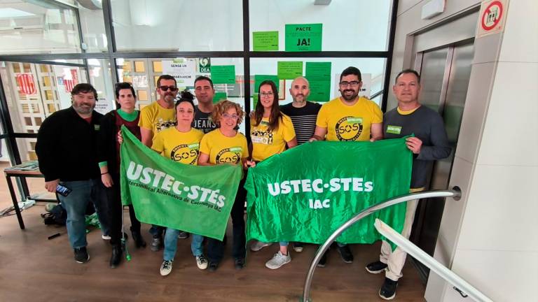 Imatge dels membres que han ocupat la seu del Departament d’Educació de les Terres de l’Ebre, a Tortosa. Foto: Cedida