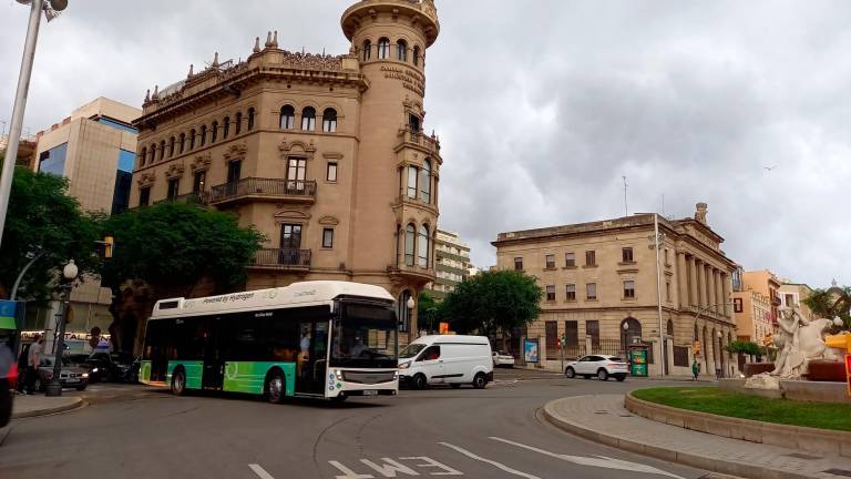 Un bus impulsado por hidrógeno circulando recientemente por la ciudad de Tarragona. FOTO: cedida