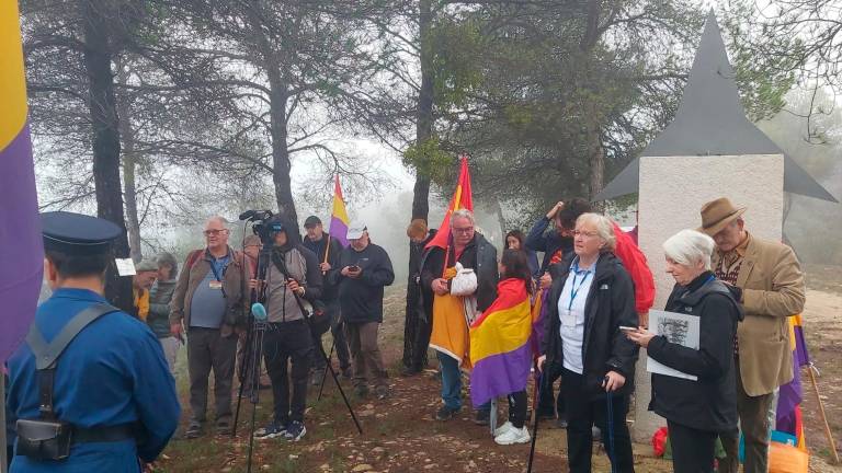 Inici de l’acte en record als brigadistes internacionals al ‘Bosc de la Memòria’ de la Fatarella. Foto: Associació Lo Riu