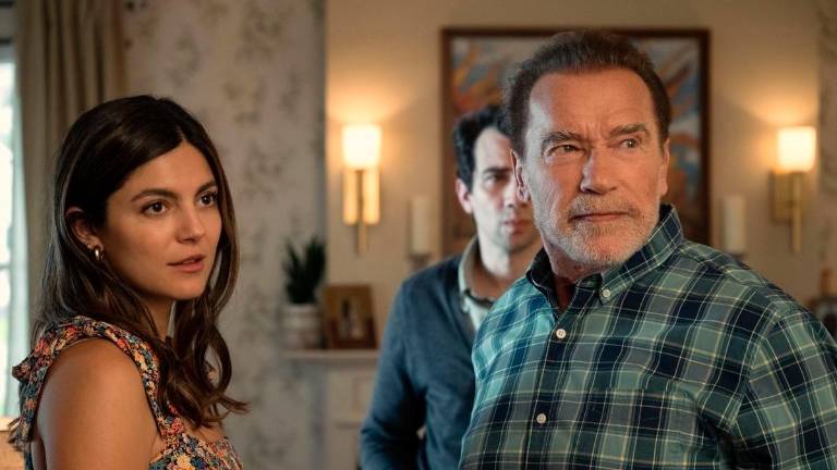 Monica Barbaro y Arnold Schwazenegger son los principales protagonistas de ‘Fubar’. Foto: Netflix