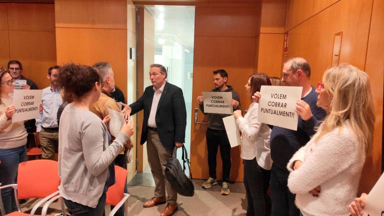 El concejal de Hisenda, David Chatelain, ha atendido al personal que se quejaba en el pleno. Foto: Iván Alcalá