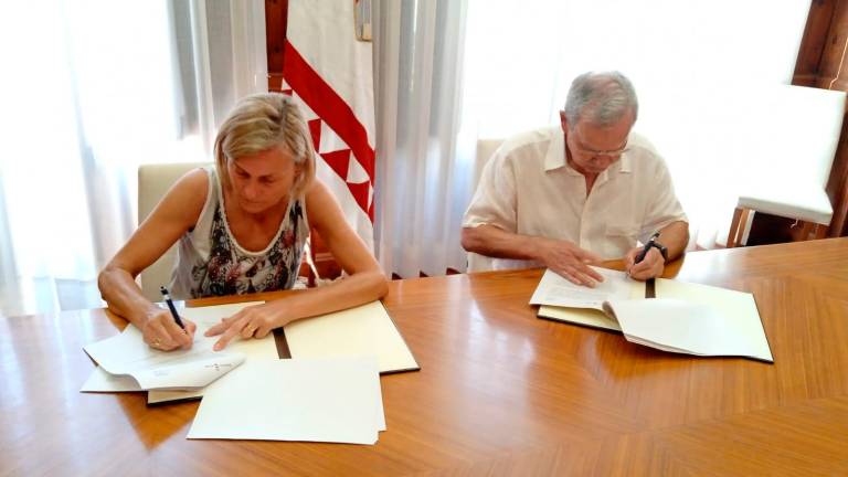 Moment de la signatura del conveni per la regidora d’Afers Socials, Teresa Rull, i el director de Càritas, Joaquim Calvo. Foto: Ajuntament de Valls