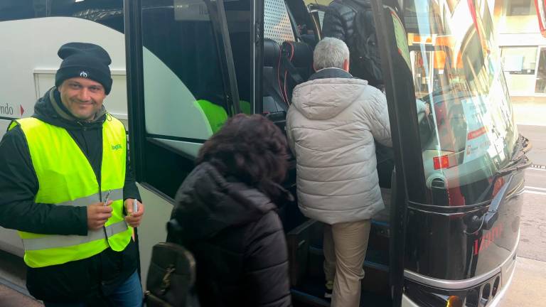 Usuarios del R4 acceden a los buses alternativos desde la estación del Vendrell. Foto: ACN
