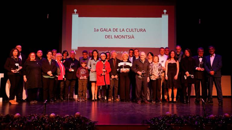 Foto de família dels guardonats i les autoritats assistents a la gala. Foto: AJUNTAMENT DE SANT JAUME D’ENVEJA