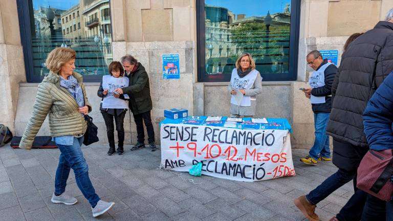 Miembros de la entidad, ayer, en una mesa informativa en el centro de Tarragona. Foto: Àngel Ullate