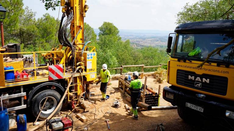 Treballadors en la construcció del nou pou de l’Espluga de Francolí. Foto: Cedida