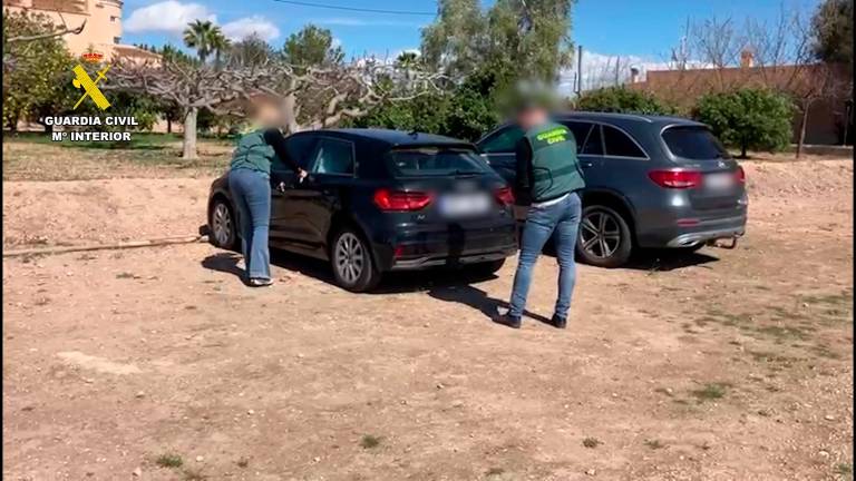 El grupo criminal atraía a compradores interesados en vehículos de alta gama. Foto: Guardia Civil