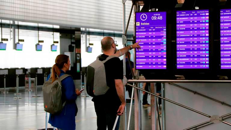 Viajeros en el aeropuerto. Foto: ACN