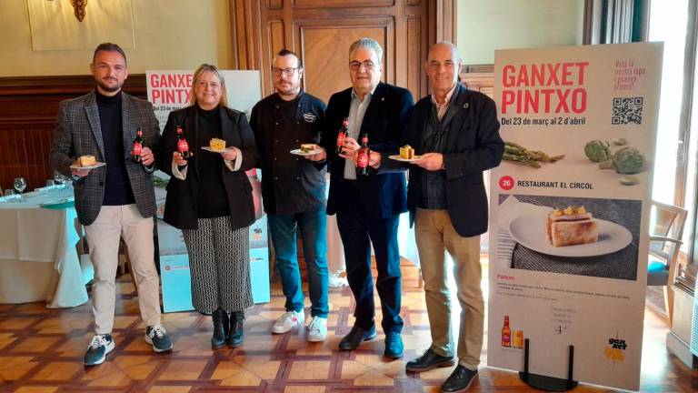 Fotografía de familia de los participantes de la presentación de la Ganxet Pintxo Primavera 2023. Foto: Ayuntamiento de Reus