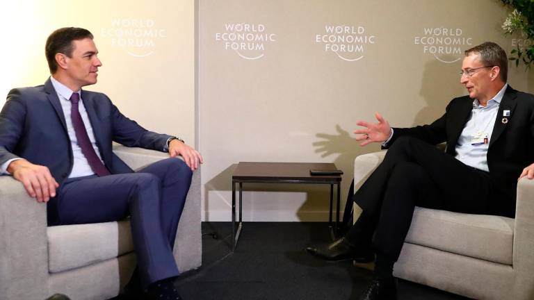 El presidente del Gobierno, Pedro Sánchez, junto al CEO de Intel, Pat Gelsinger en Davos. Foto: Twitter.