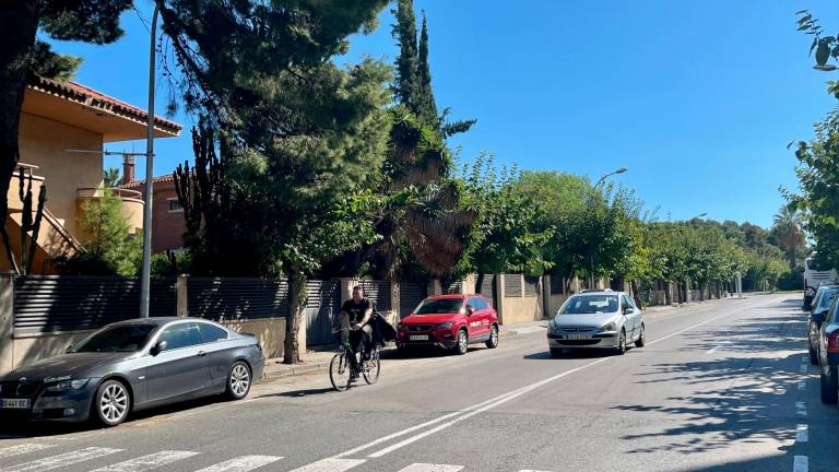 La construcción del carril bici implicará eliminar una línea de aparcamientos y remodelar completamente la acera norte de la avenida. Foto: A. Mariné