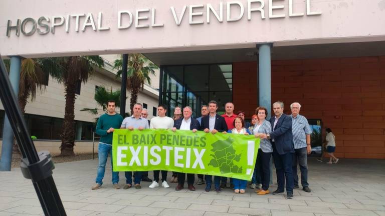 Los alcaldes del Baix Penedès y la consellera comarcal de Educació, Núria Güell, portaron ayer por la mañana una pancarta de protesta ante el hospital de El Vendrell. foto: dt