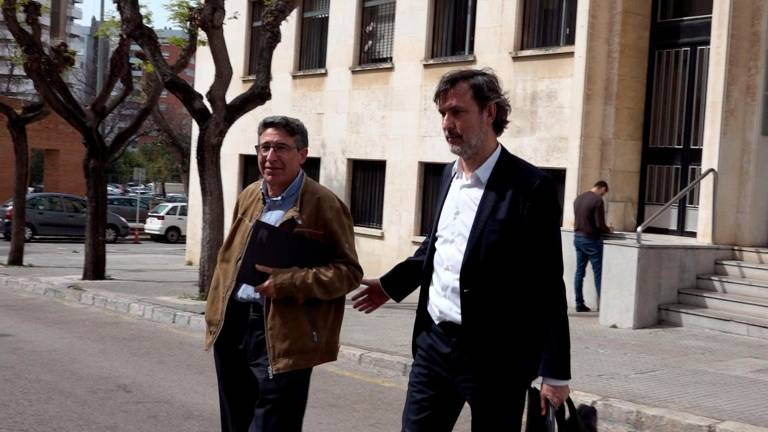 El responsable de seguridad de Iqoxe en el momento de la explosión, saliendo de la Audiencia de Tarragona acompañado de uno de sus abogados. Foto: ACN