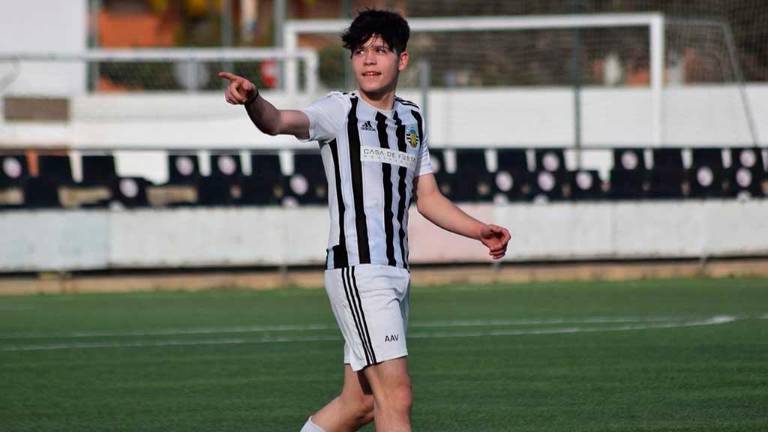 Álex Arasa celebra un gol con la camiseta del Amposta durante esta temporada. foto: cedida