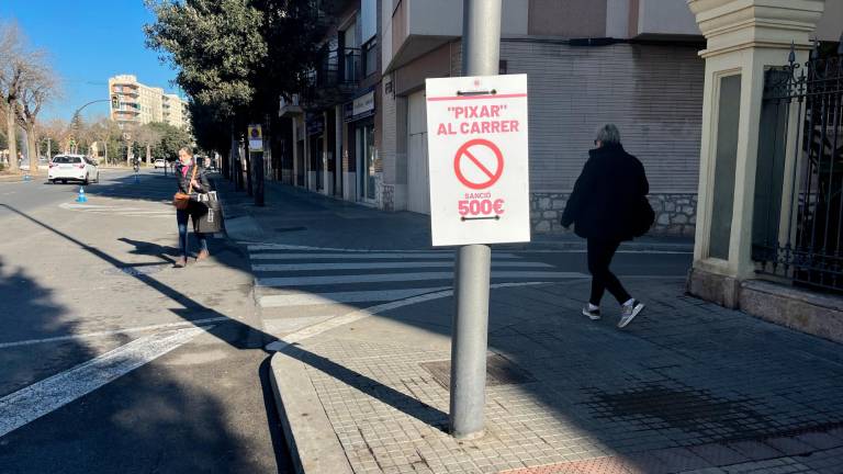 El Ayuntamiento colocó avisos sobre las multas. Foto: Alba Mariné