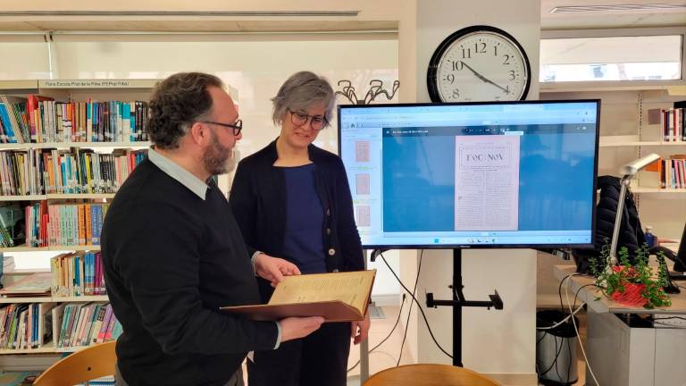 Daniel Recasens, regidor de Cultura i Política Lingüística, i Cristina Garreta, directora de les Biblioteques Municipals de Reus, revisen una edició de la capçalera Foc Nou, ara a l’abast en línia. Foto: Cedida