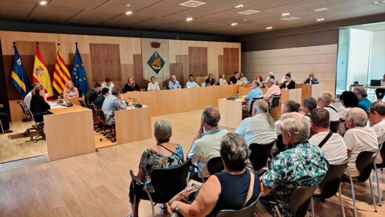 Un momento de la sesión plenaria de agosto que se celebró ayer en el Ayuntamiento de Salou. Foto: I. A.