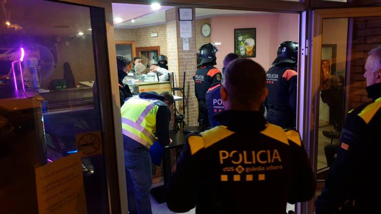 El operativo policial de este viernes en dos bares de Reus: Foto: Guàrdia Urbana de Reus