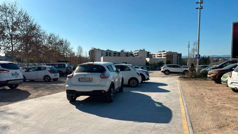 Coches aparcados en la entrada del parking disuasivo de Guillem Oliver. Foto: Cèlia Alonso