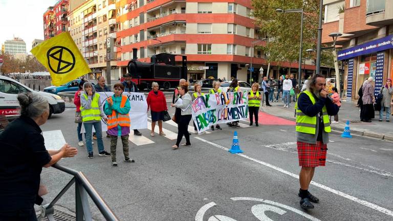 Gente de XAMA ONG concentrada ayer miércoles. Foto: Alba Mariné