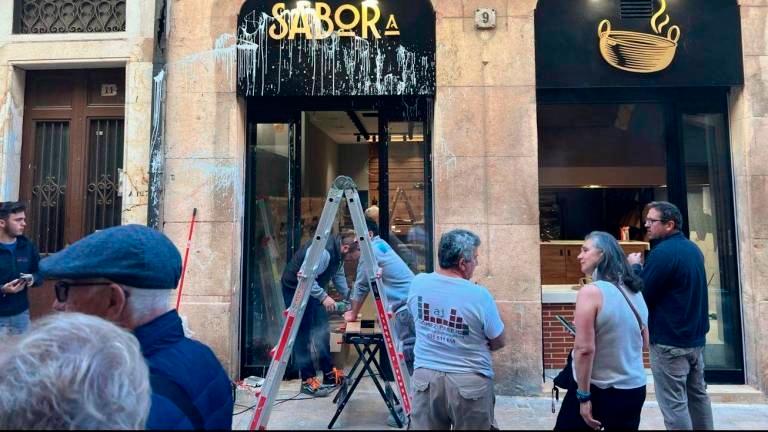 Imatge del cartell que aquesta setmana ha estat motiu de polèmica al nucli antic. Foto: @tarragonitipus