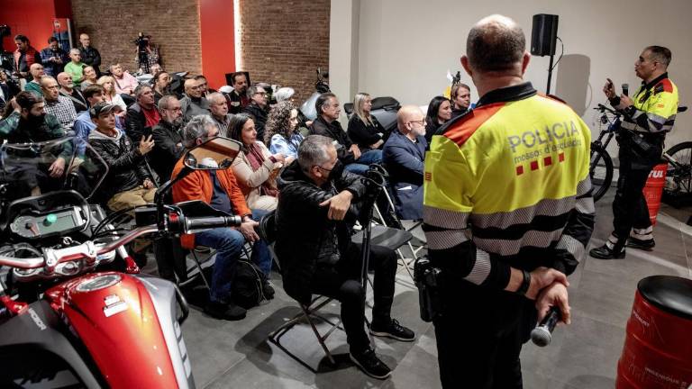 Primera charla dirigida a los motoristas en nuestro país y organizada por los Mossos d'Esquadra, con la colaboración del Servei Català de Trànsit, y la tienda de Motos Bordoy, en Barcelona.