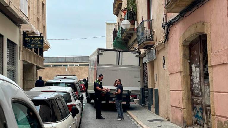 El vehículo ha quedado bloqueado con un balcón de la calle Martí d’Ardenya. FOTO: Alba Mariné