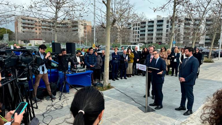 El ministro en el solar donde se va a levantar el Palau de la Justícia de Tarragona. Foto: Alba Mariné