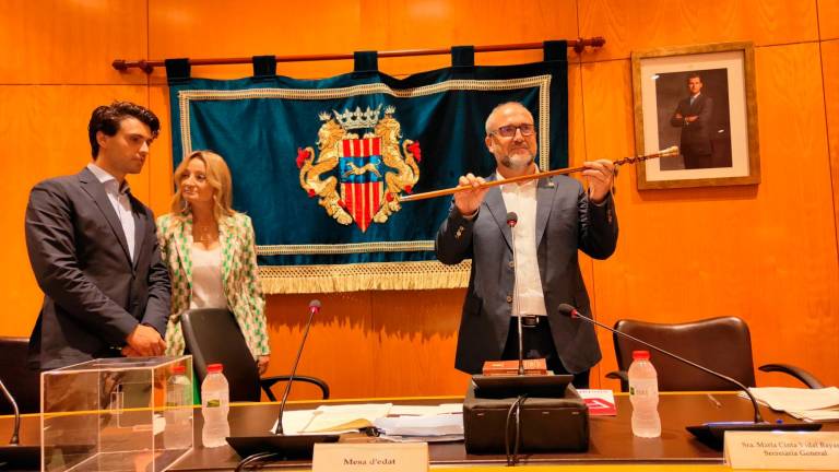 Allfredo Clúa, con la vara de alcalde que ha recibido este viernes. Foto: A. M.