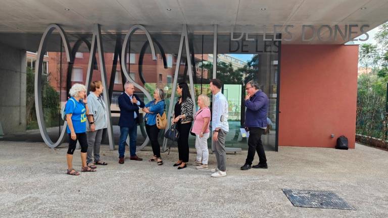 Representantes del Ayuntamiento y del Grup de Dones de Salou visitaron ayer las obras. Foto: Alba Mariné