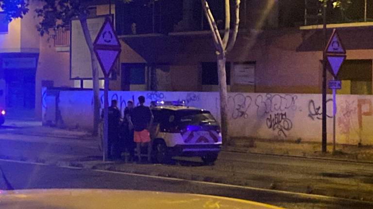 Mossos d’Esquadra deteniendo al hombre que lanzó las amenazas y provocó el accidente. Foto: Ivan Compte