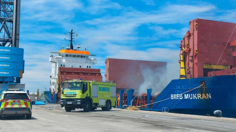 Los bomberos durante la extinción. Foto: cedida