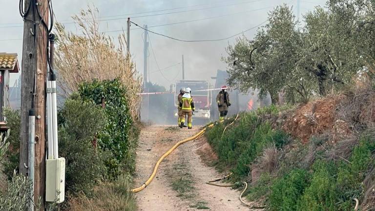 Los bomberos durante la extinción. Fotos: Alba Mariné