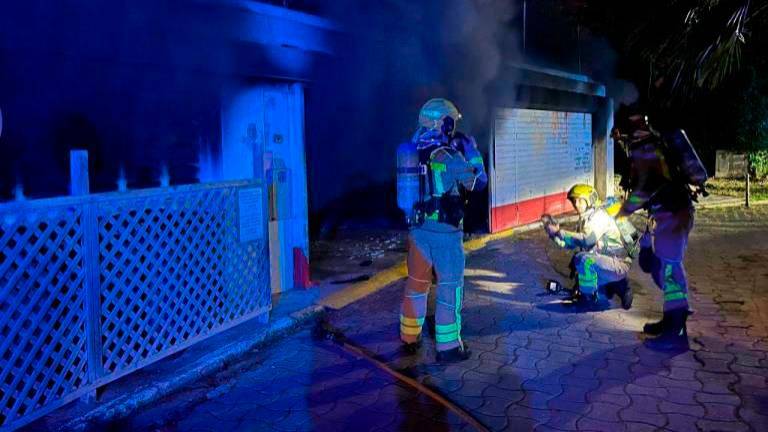 El fuego en el aparcamiento afectó a 12 vehículos. Foto: cedida