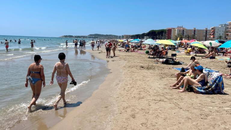 La prohibición de fumar en la arena se extenderá a los más de 3 km de playa en La Pineda. Foto: Alba Mariné