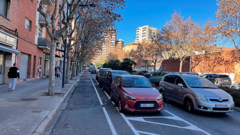 La movilidad de la avenida ha cambiado, reubicando el aparcamiento y con un solo carril para tráfico a motor. Foto: Alba Mariné