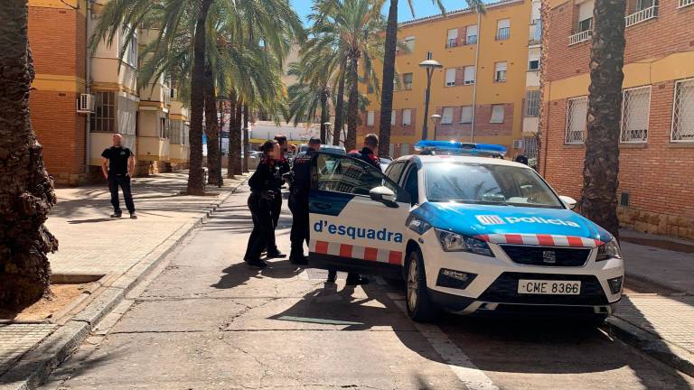 Los Mossos d’Esquadra detienen a dos personas en Reus por un intento de ocupación. Foto: Ivan Compte