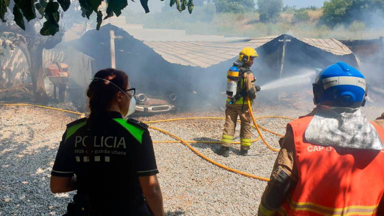 Bombers, actuando en el incendio. Foto: Guàrdia Urbana de Reus