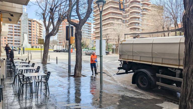 Más de 80 vehículos de la limpieza tienen su vida útil agotada. Foto: Àngel Ullate