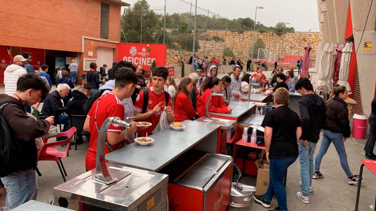 El Bar de l’Estadi ha ofrecido una paellada popular antes del partido. Foto: Pere Ferré