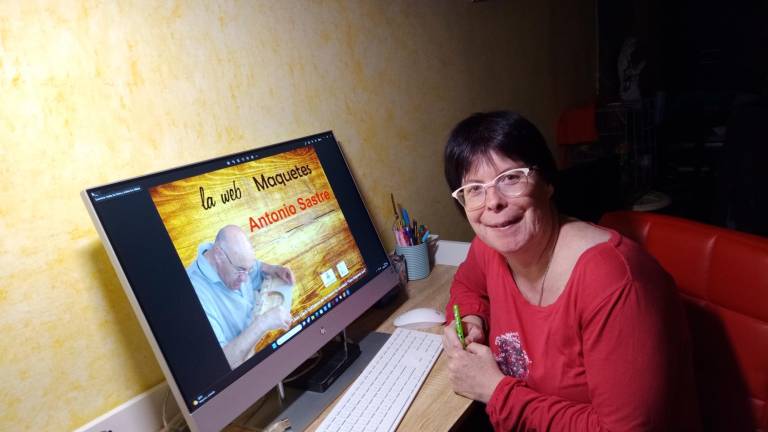 Chelo Ruiz, ante la web que recoge las maquetas de Antonio Sastre. foto: Ceidida
