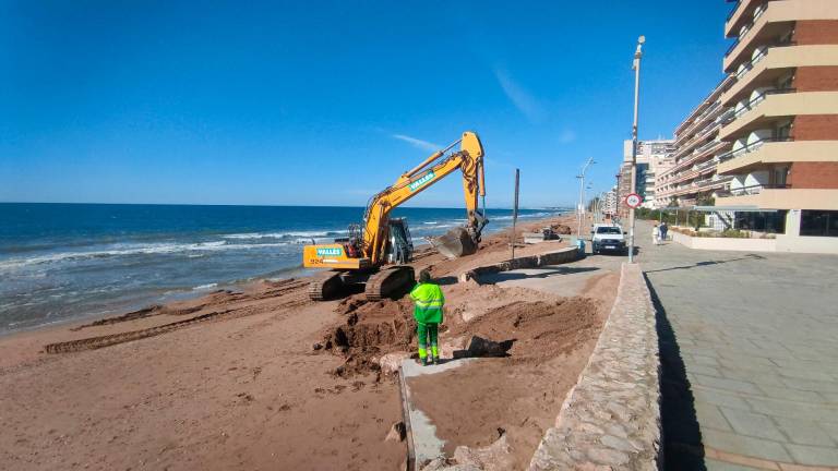 Calafell repara los daños causados por el temporal en las playas.