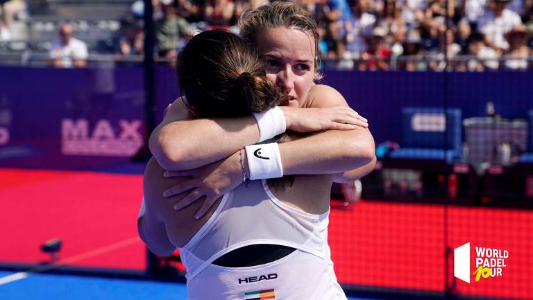 Ari Sánchez se abraza a Paula Josemaría tras conquistar el Master de Marbella. foto: world padel tour