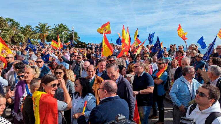 $!Dirigentes y cargos electos del PP en Tarragona, rodeados de los manifestantes. Foto: Àngel Ullate