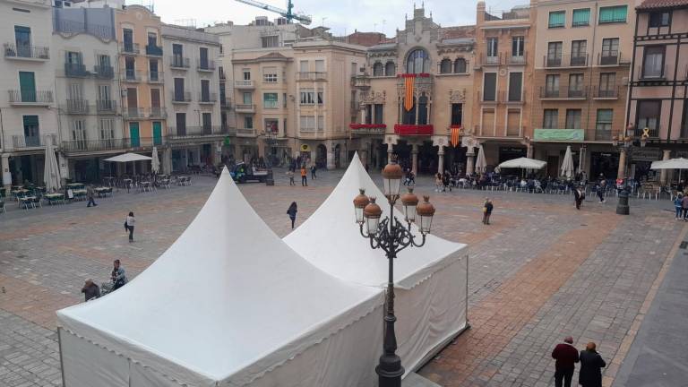 $!Las carpas de Sant Jordi situadas en la plaza del Mercadal. FOTO: Aj. Reus